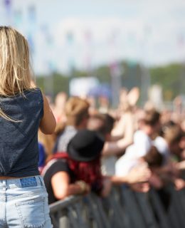 festival style (crowd shot)
